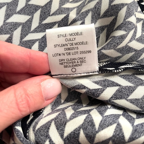 THEORY•”cully” navy/white geometric button down blouse medium NWT - Picture 5 of 6